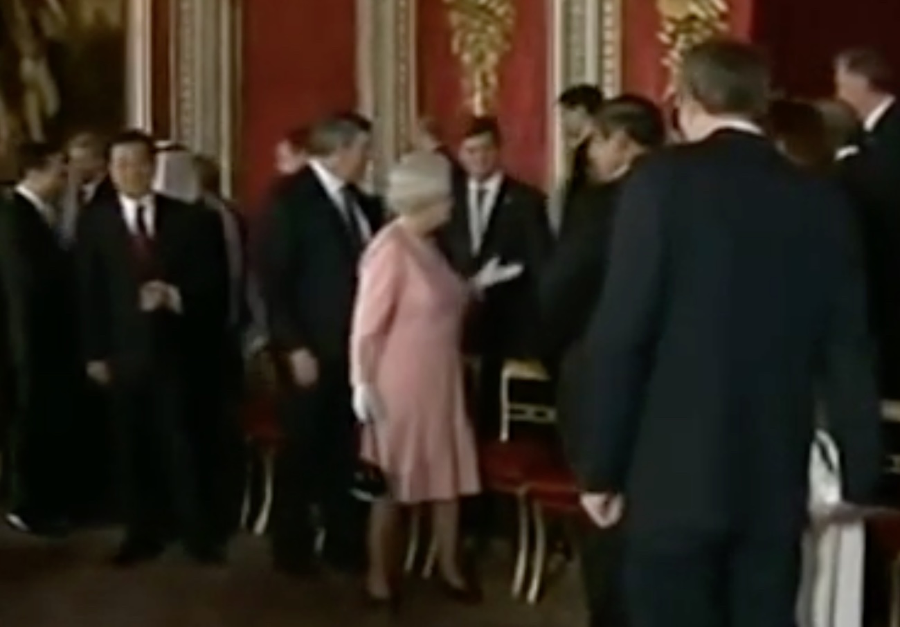 Quando la regina Elisabetta II rimproverò Berlusconi al G20: «Ma perché deve urlare così?» – Il video