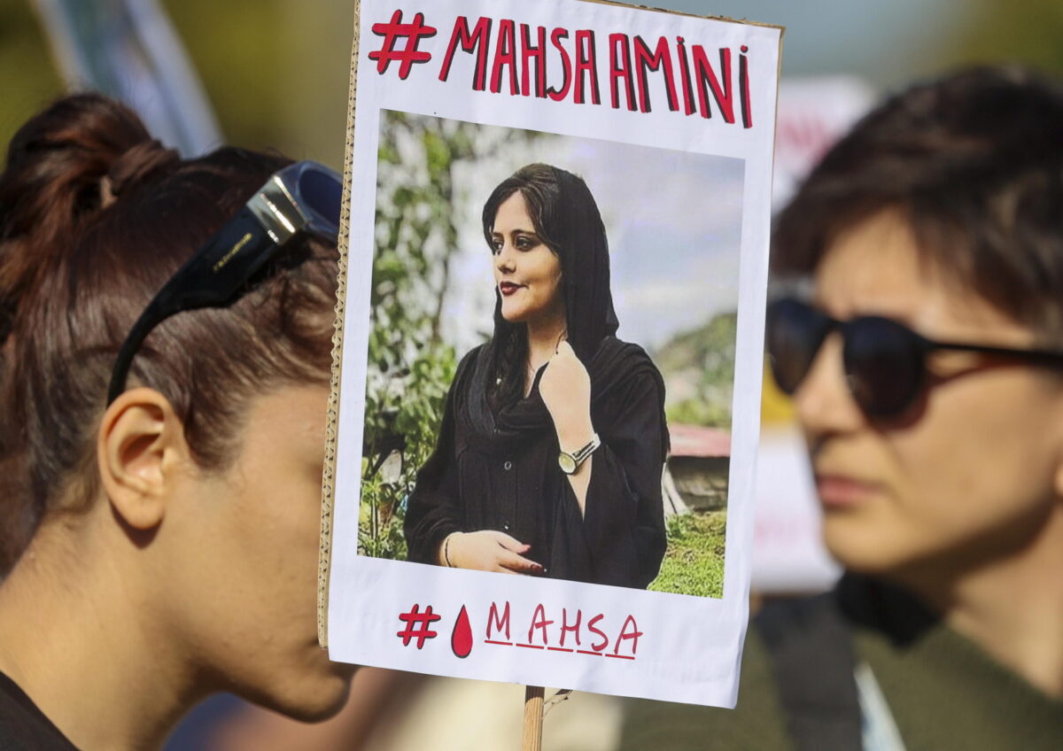 Iran, l’autopsia di Mahsa Amini: «È morta per malattia, non per le percosse degli agenti»
