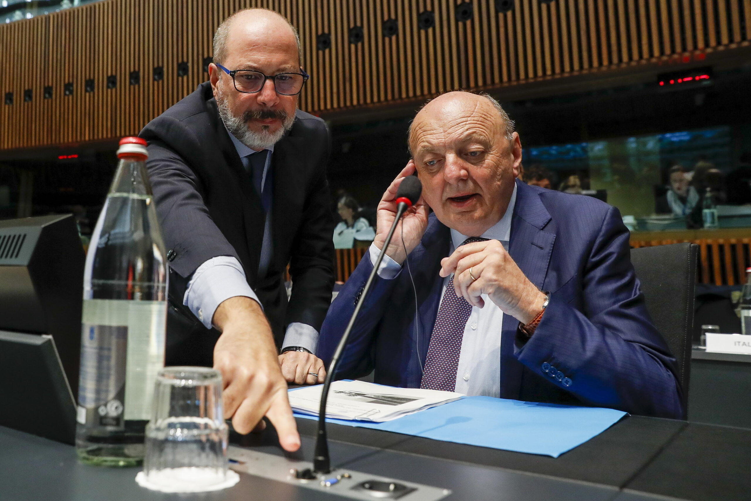 epa10264150 Italian Minister for the Environment and Energy Security Gilberto Pichetto Fratin (R) at the start of a EU Transport, Telecommunications and Energy Council (Energy) in Luxembourg, 25 October 2022. European energy ministers are meeting to discuss proposals for a directive on the energy performance of buildings and will hold a policy debate on the gas package.  EPA/JULIEN WARNAND