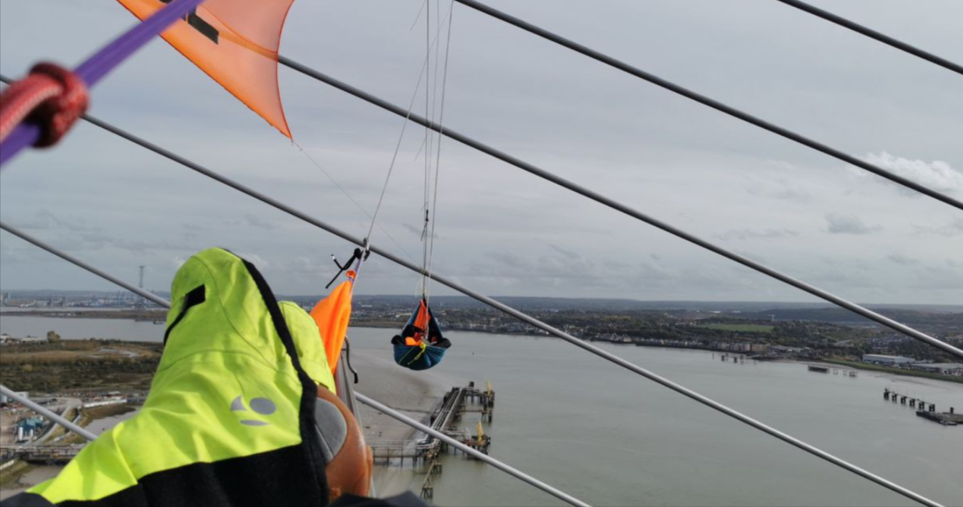 Londra, attivisti su un ponte a 84 metri d'altezza traffico in tilt