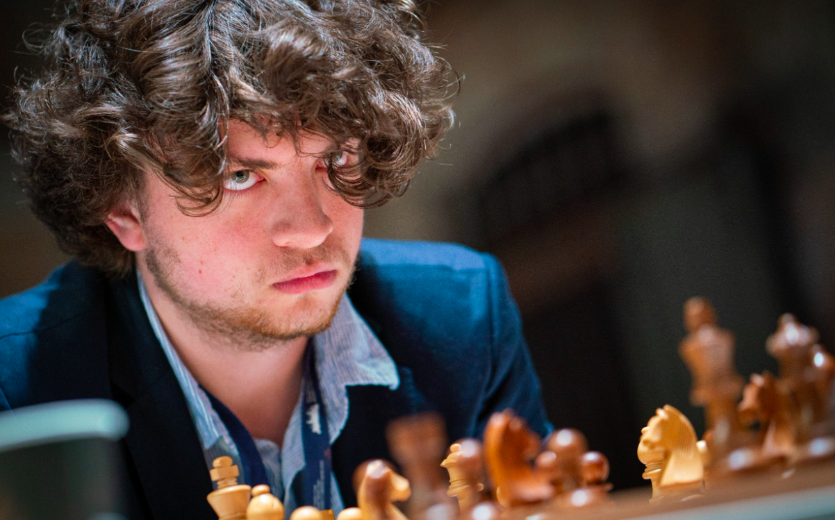 Usa, l’accusa di Chess.com al campione di scacchi Hans Niemann: «Ha barato in più di 100 partite online»