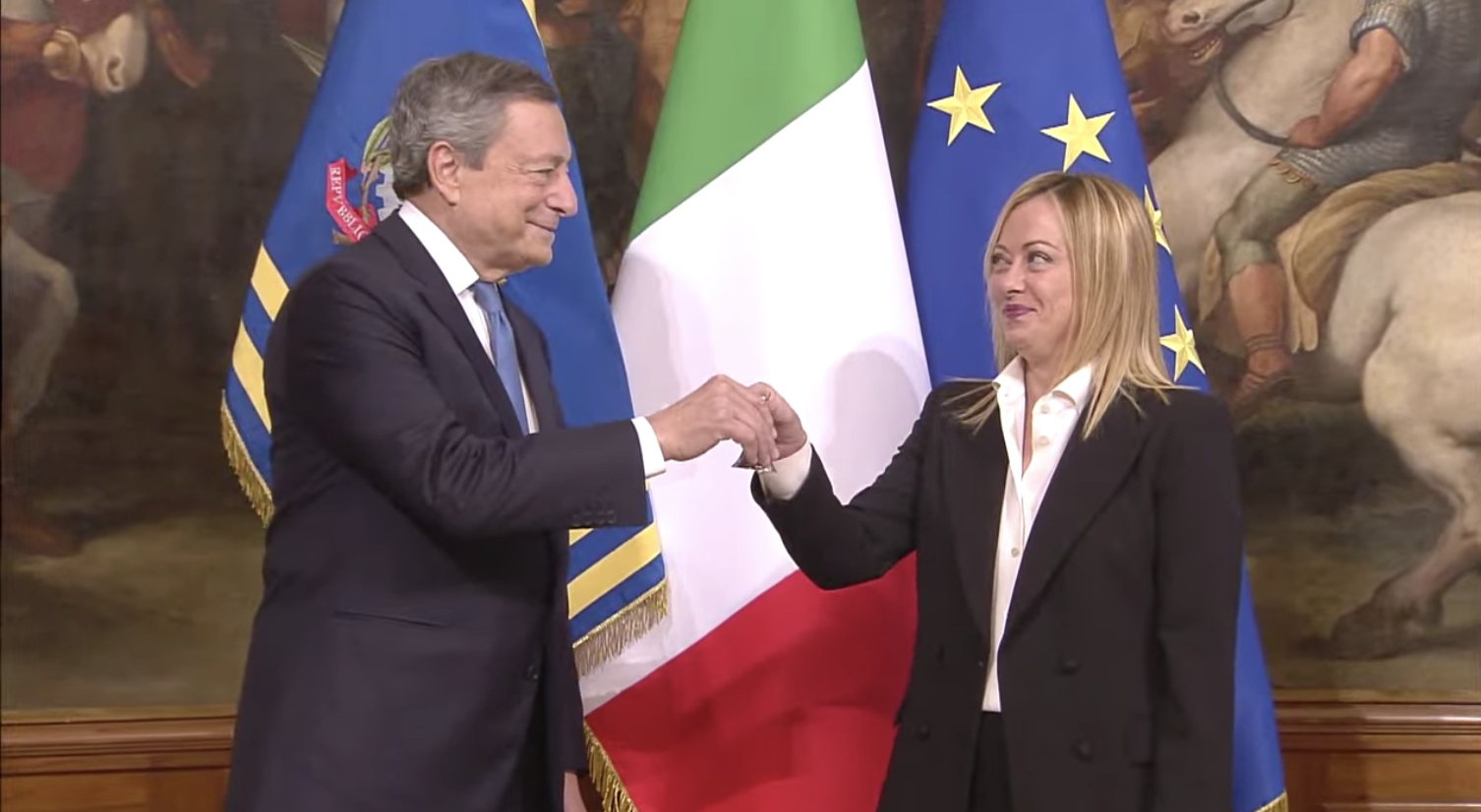 Governo, Meloni suona la campanella e Palazzo Chigi saluta l’ormai ex presidente Draghi