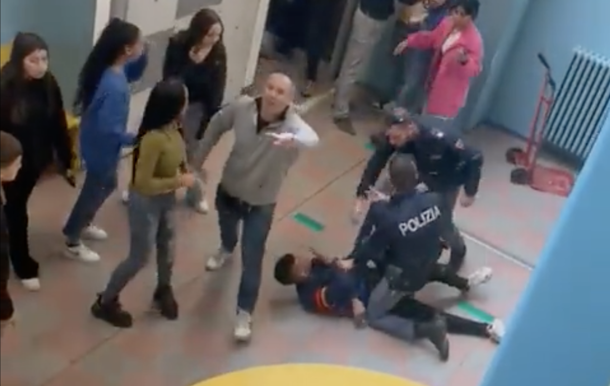 Parma, la polizia irrompe a scuola e getta a terra uno studente di 14 anni – Il video