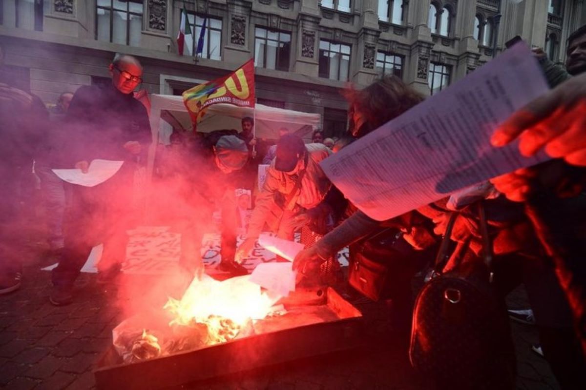 Bollette bruciate e stop alla guerra in Ucraina: le proteste contro il caro energia nelle piazze italiane – I video