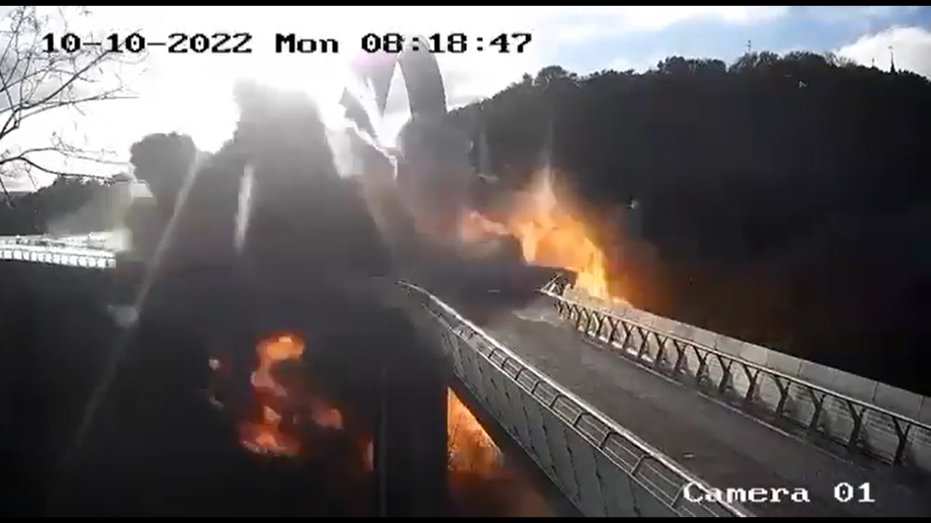Kiev, bombardato il ponte di vetro Klitschko: è percorso ogni giorno da civili a piedi o in bici – Il video
