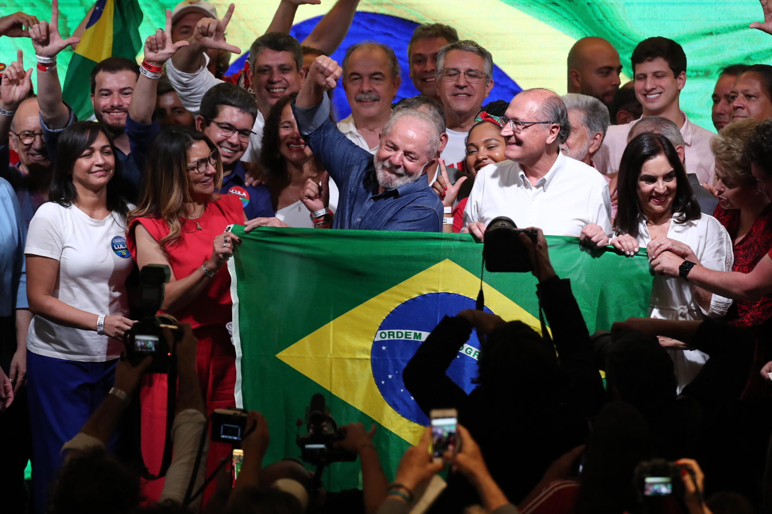 epa10276315 Former Brazilian President Luiz Inácio Lula da Silva waves along with his wife Janja (C-L) and his vice-presidential candidate Geraldo Alckmin (C-R), after his victory in the presidential election, in Sao Paulo, Brazil, 30 October 2022. Former President Luiz Inacio Lula da Silva won the second round of the presidential elections in Brazil with 50.83 percent of the vote, against the 49.17 percent obtained by the current president, Jair Bolsonaro, with 98.81 percent of the ballot boxes counted.  EPA/Sebastiao Moreira