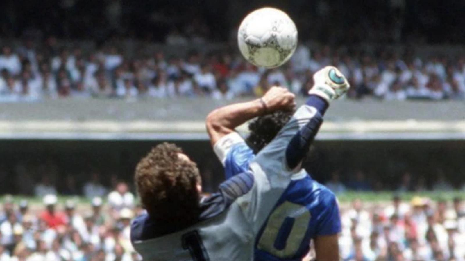 Maradona apuesta por el balón de la ‘Mano de Dios’ y el gol del siglo: “Es hora de compartirlo con el mundo”