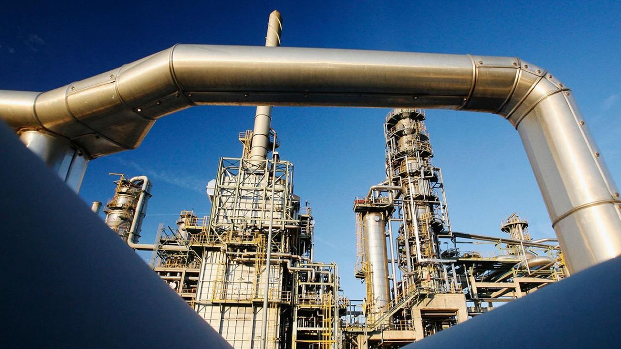 Price cap sul petrolio russo, l’Ue fissa il tetto del prezzo a 60 dollari al barile: «Ora nuove sanzioni contro Mosca»