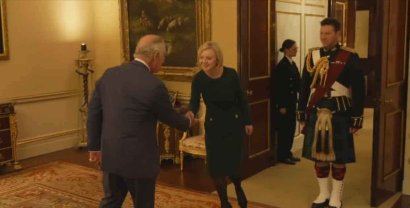 «Di nuovo qui? Santo cielo»: la curiosa accoglienza di Re Carlo III nei confronti della premier Liz Truss – Il video
