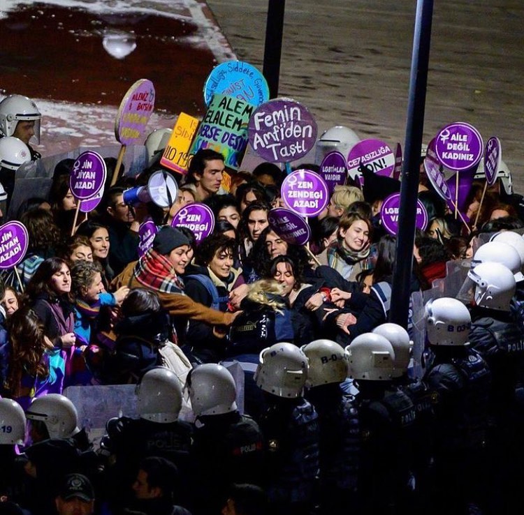 Turchia, espulsa la 25enne italiana arrestata al corteo femminista. Non potrà più rientrare nel Paese
