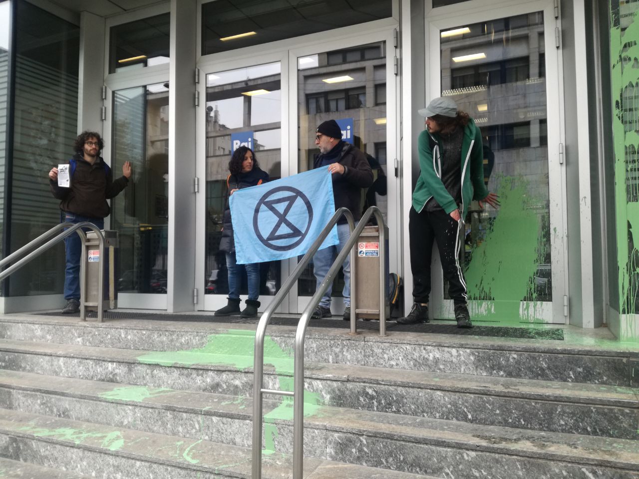 Milano, vernice verde sulla sede Rai. Extinction Rebellion: «Il collasso climatico sia al centro dell’informazione» – Il video