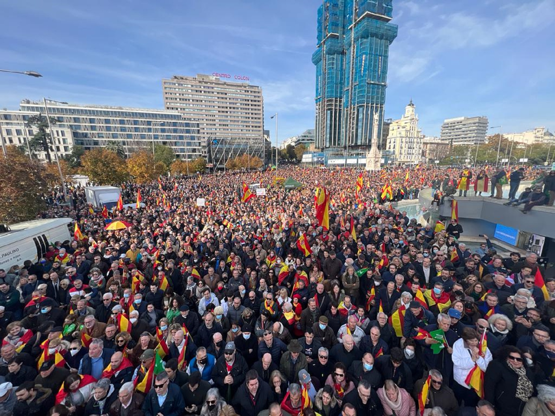 Spagna, la destra di Vox fa il pieno nelle piazze contro Sánchez: «Governo amico dei golpisti, dimissioni subito» – Il video Spagna, la destra di Vox fa il pieno nelle piazze contro Sánchez: «Governo amico dei golpisti, dimissioni subito» – Il video