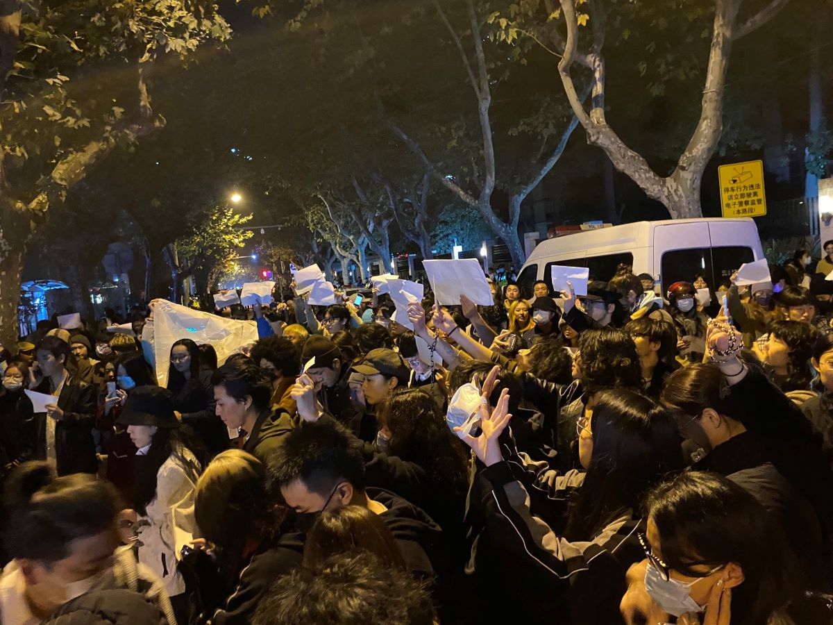 Cina, s’allarga il fronte della protesta contro il governo: cittadini in piazza a Pechino, Shanghai, Chengdou e Wuhan – I video