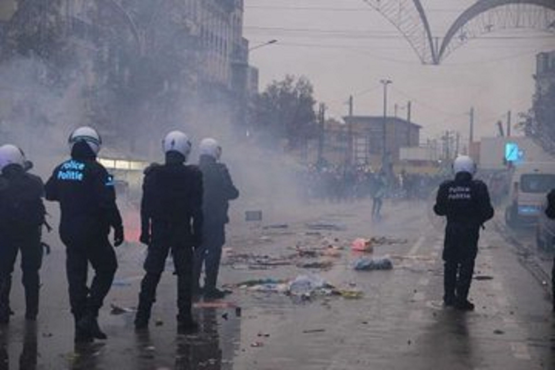 Guerriglia urbana a Bruxelles dopo la vittoria del Marocco sul Belgio. La polizia: «State lontani dal centro» – I video