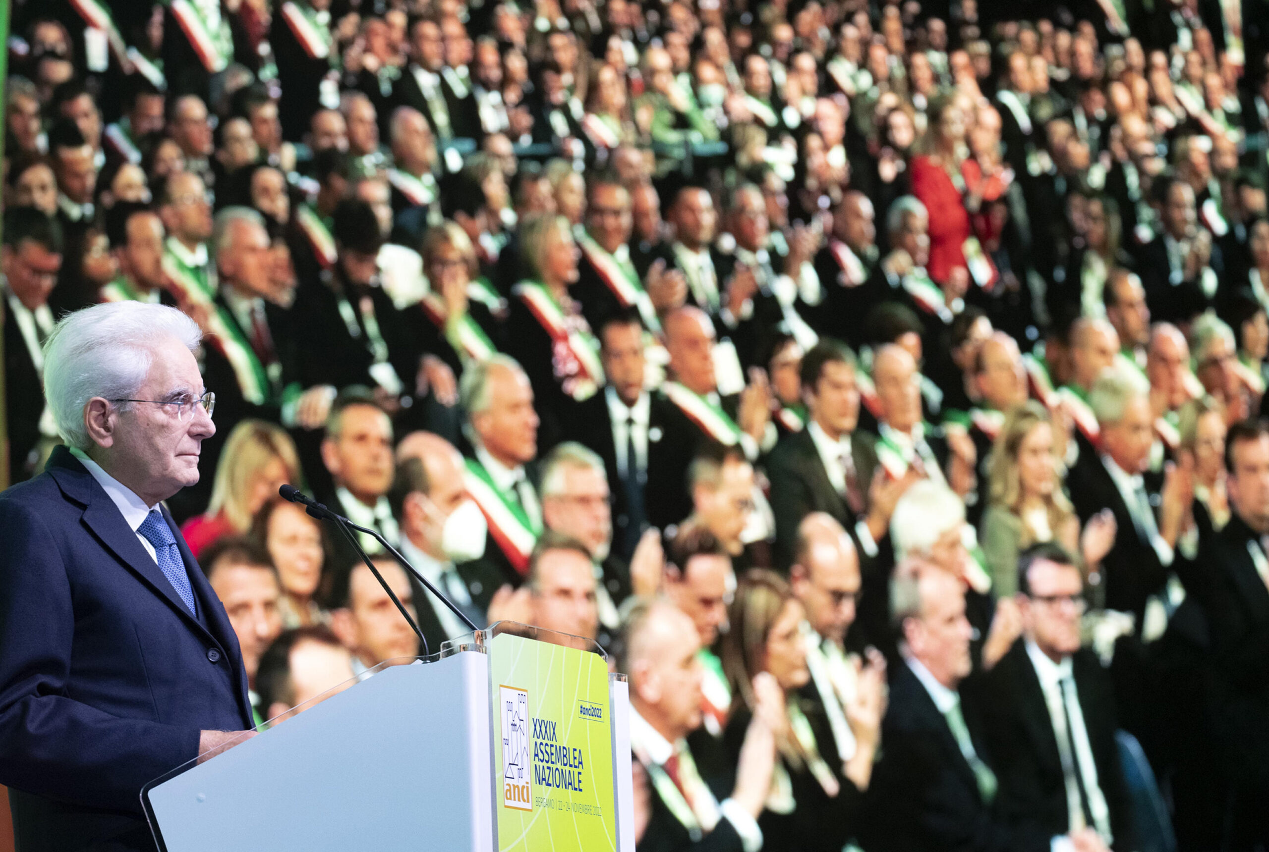 Il presidente della Repubblica, Sergio Mattarella, alla Fiera di Bergamo dove partecipa alla XXXIX Assemblea nazionale dell'Anci, dal titolo "La voce del Paese. La parola alle nostre comunità", 22 novembre 2022. 
ANSA/UFFICIO STAMPA QUIRINALE/PAOLO GIANDOTTI
+++ ANSA PROVIDES ACCESS TO THIS HANDOUT PHOTO TO BE USED SOLELY TO ILLUSTRATE NEWS REPORTING OR COMMENTARY ON THE FACTS OR EVENTS DEPICTED IN THIS IMAGE; NO ARCHIVING; NO LICENSING +++