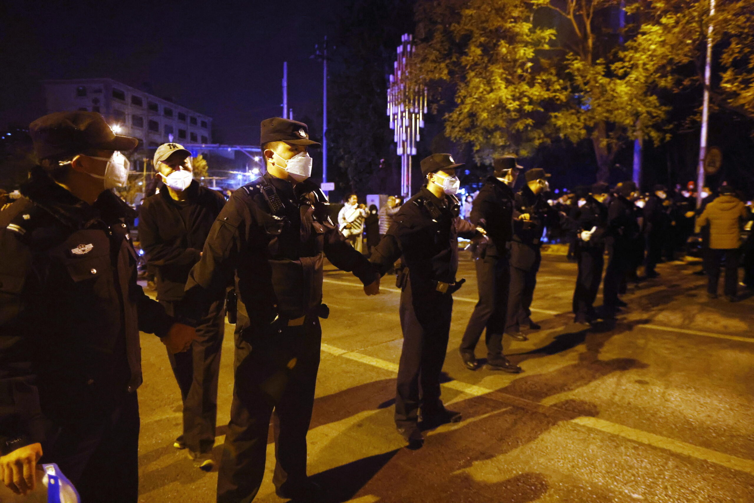 Meno restrizioni Covid, più polizia contro i manifestanti: la nuova linea di Pechino dopo le proteste