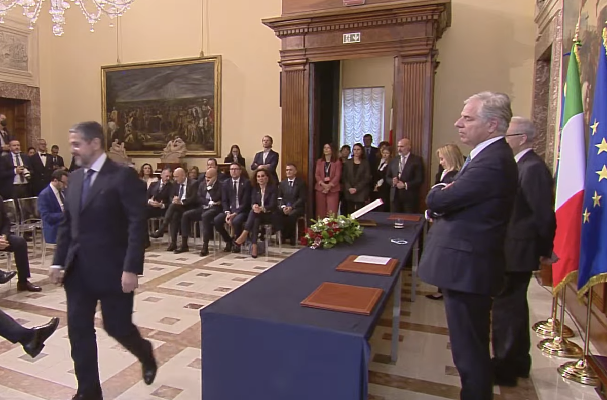Palazzo Chigi, il giuramento dei sottosegretari. Meloni: «Da ora non rappresentate i partiti, ma la Nazione» – Il video