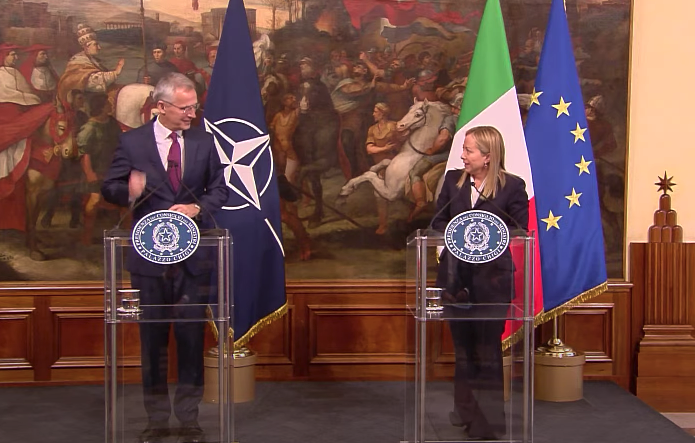 «I’m sorry»: Meloni interrompe la conferenza stampa per annunciare la liberazione di Alessia Piperno – Il video