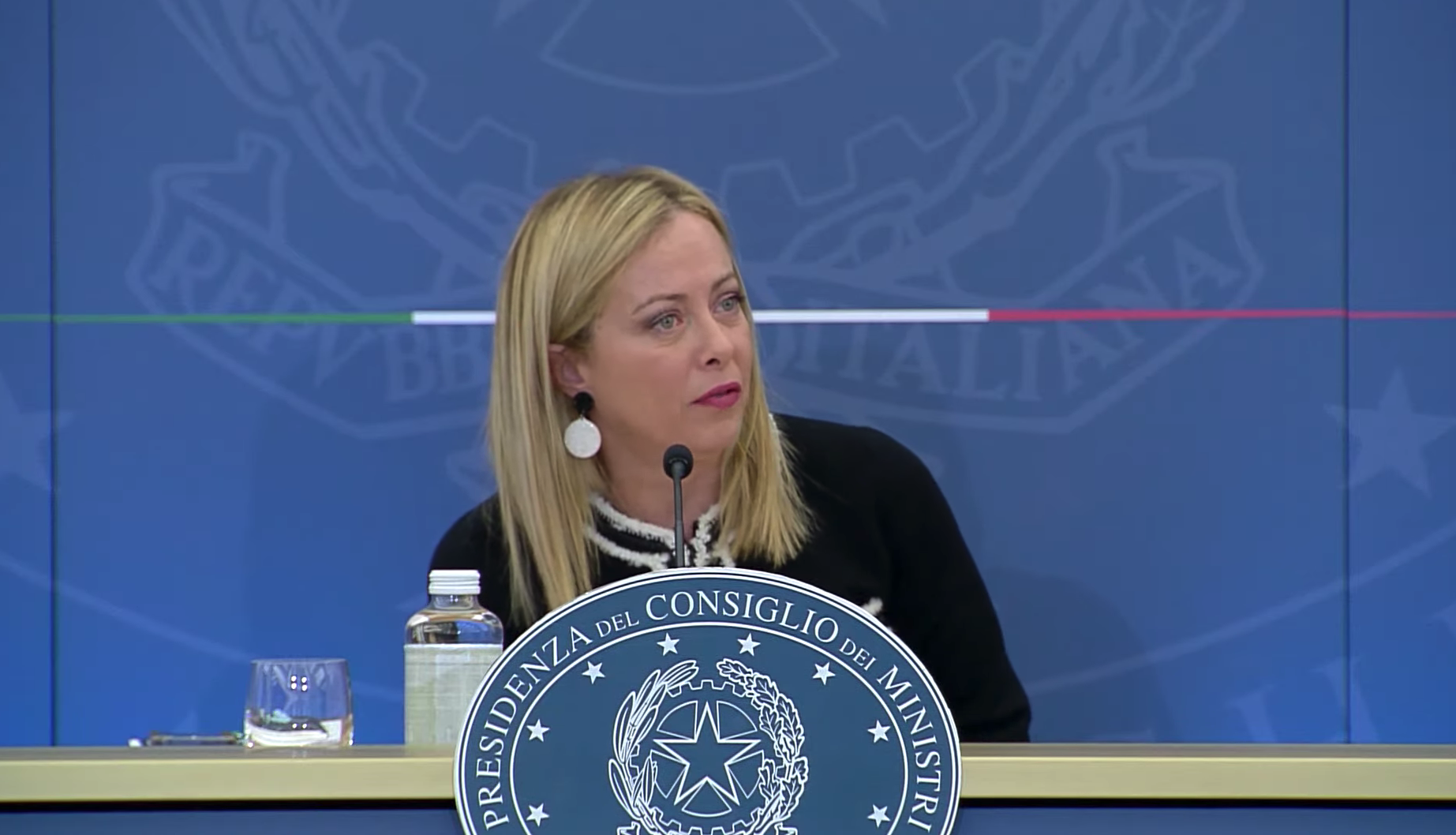 La conferenza stampa di Meloni: «Dalla Francia una reazione aggressiva e ingiustificata» – Il video