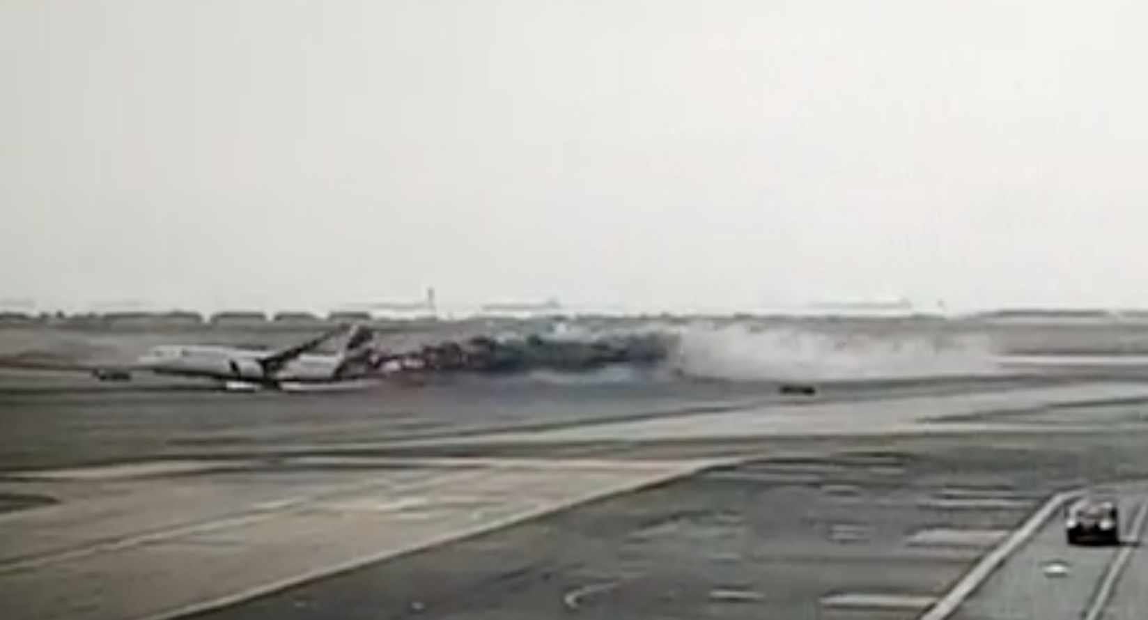Perù, aereo con 120 passeggeri a bordo si schianta in pista contro un mezzo dei pompieri: due morti – Il video