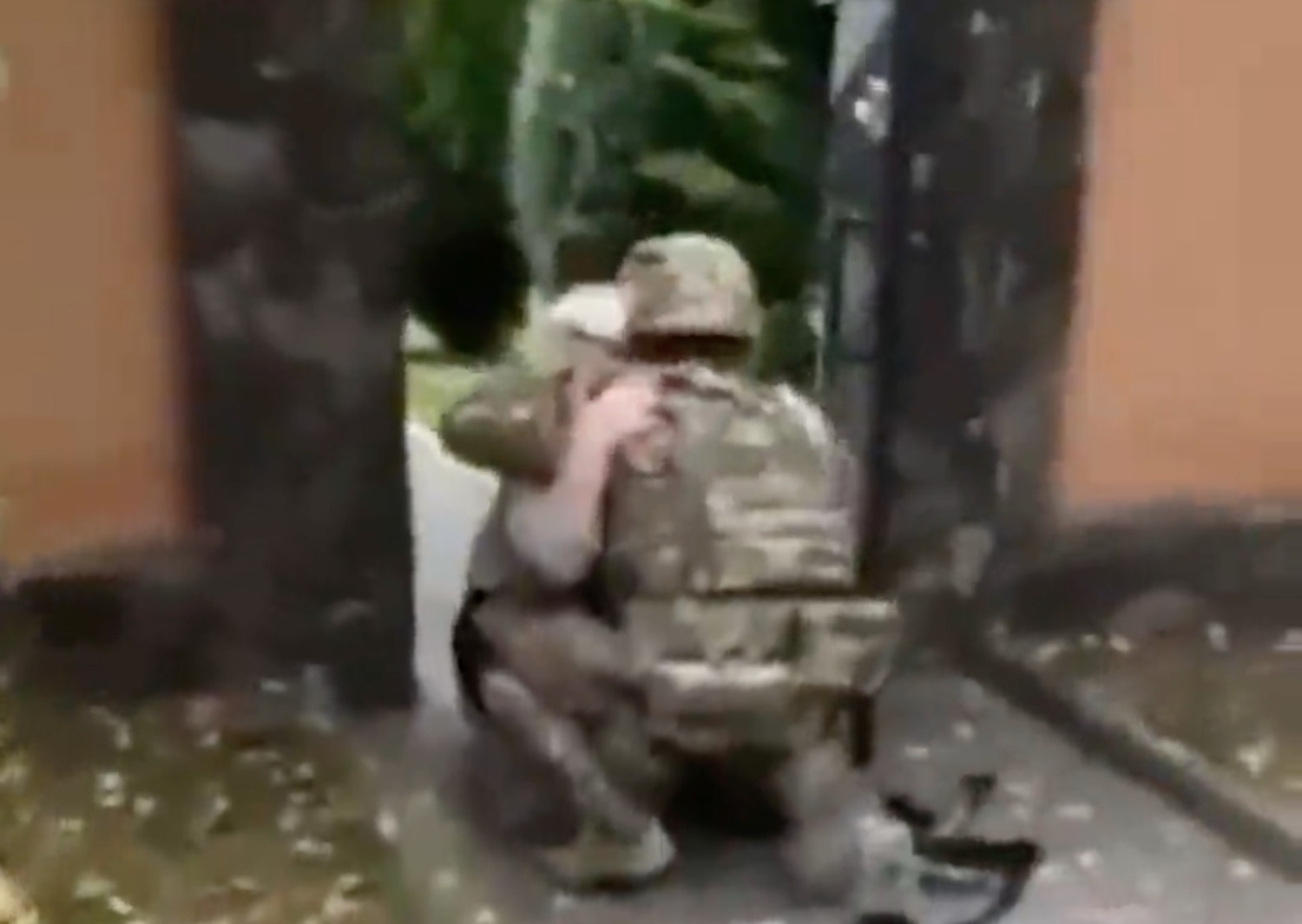 Cherson, l’abbraccio del soldato ucraino con sua nonna dopo la liberazione – Il video