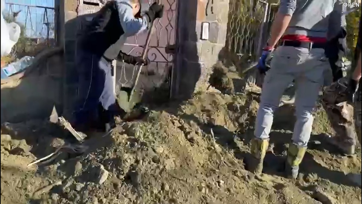 Ischia, i volontari liberano dal fango le case di Casamicciola – Il video