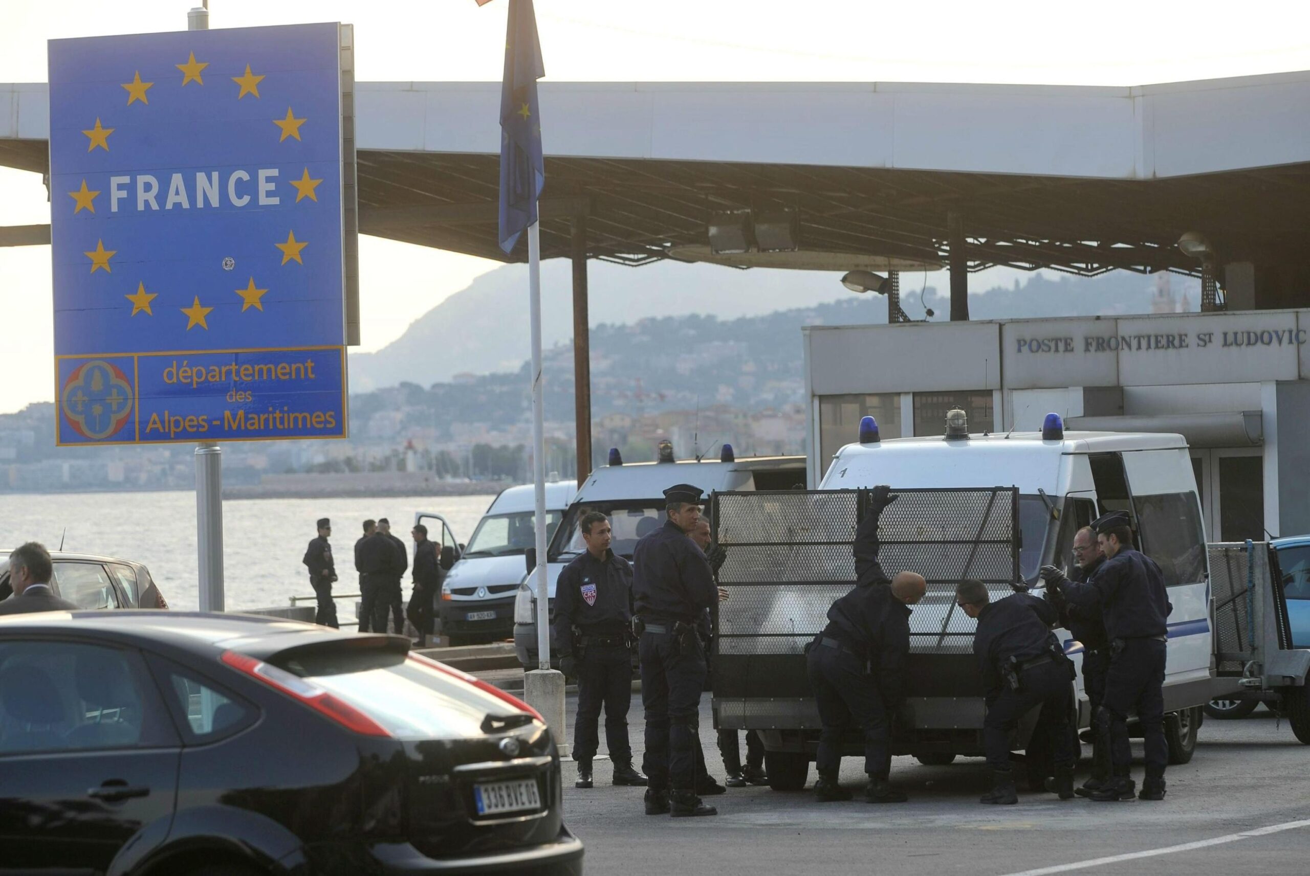 La Corte di giustizia Ue dà torto alla Francia: «I migranti non possono essere respinti subito alle frontiere»