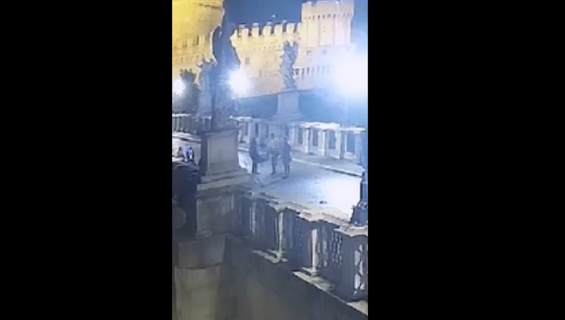 Jago mostra il filmato dei vandali che danneggiano la sua opera contro il razzismo: «Una performance di gruppo da non perdere» – Il video