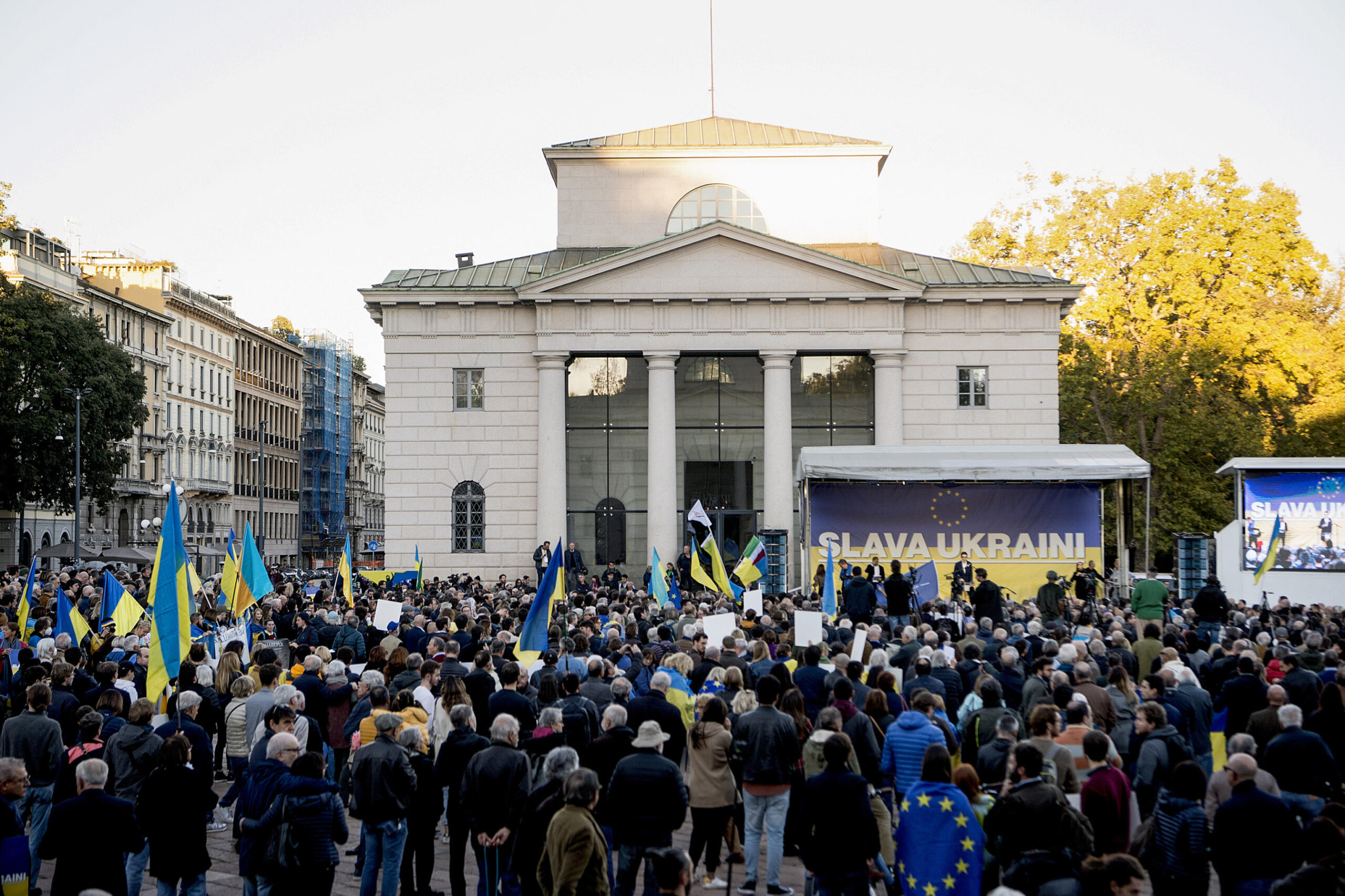 Manifestazione "Slava Ukraini" all'Arco della Pace a Milano, 5 novembre 2022.ANSA/MOURAD BALTI TOUATI
