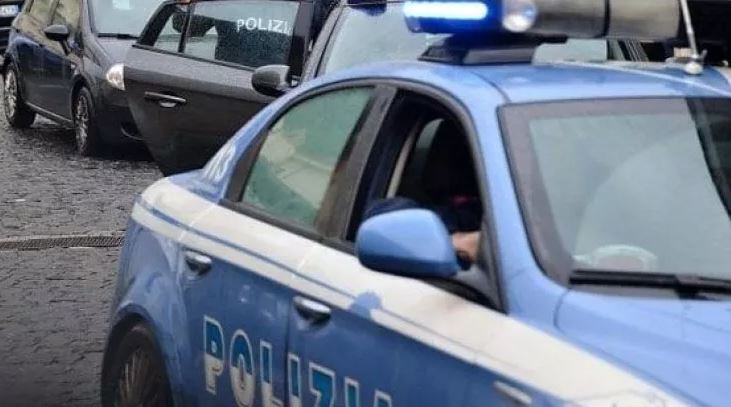 Il poliziotto accusato di aver fatto sesso con tre minorenni a Lucca