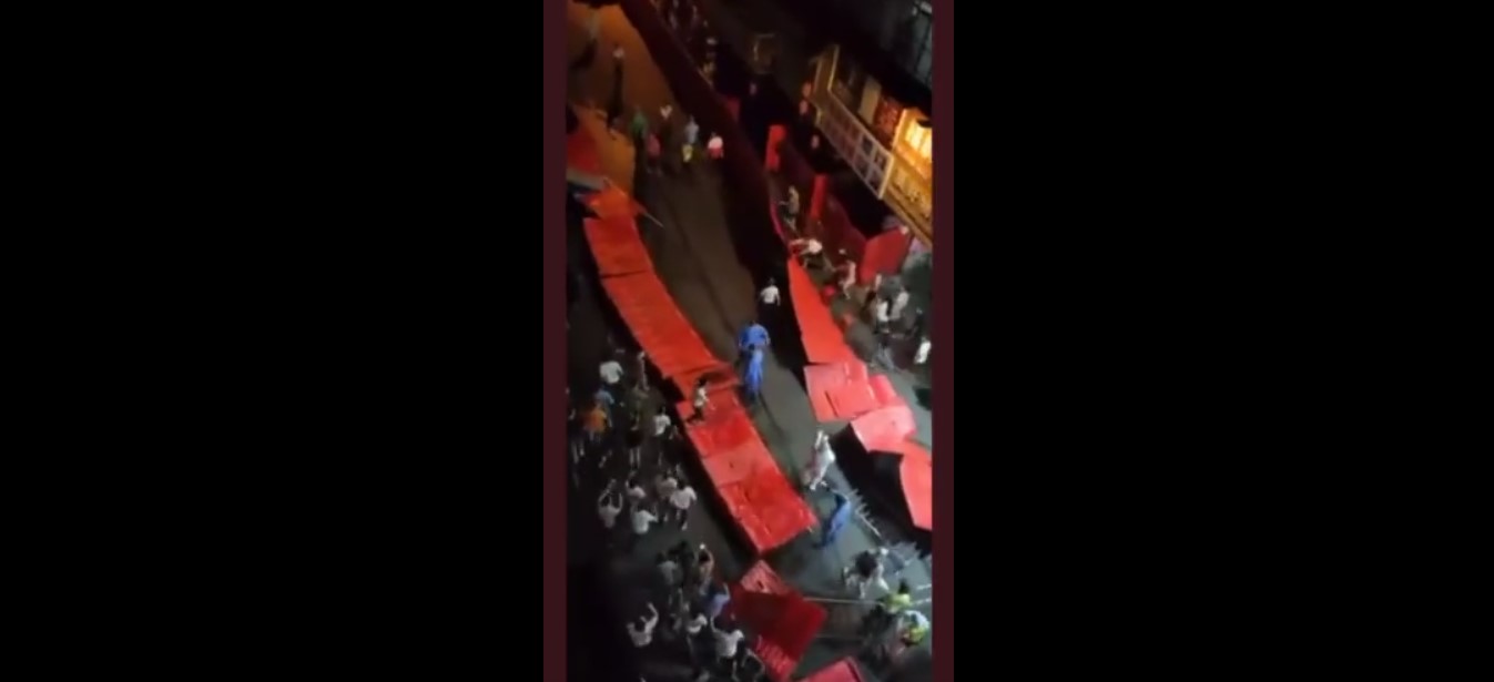 Cina, proteste e scontri contro il lockdown: la folla ribalta le macchine della polizia  – Il video