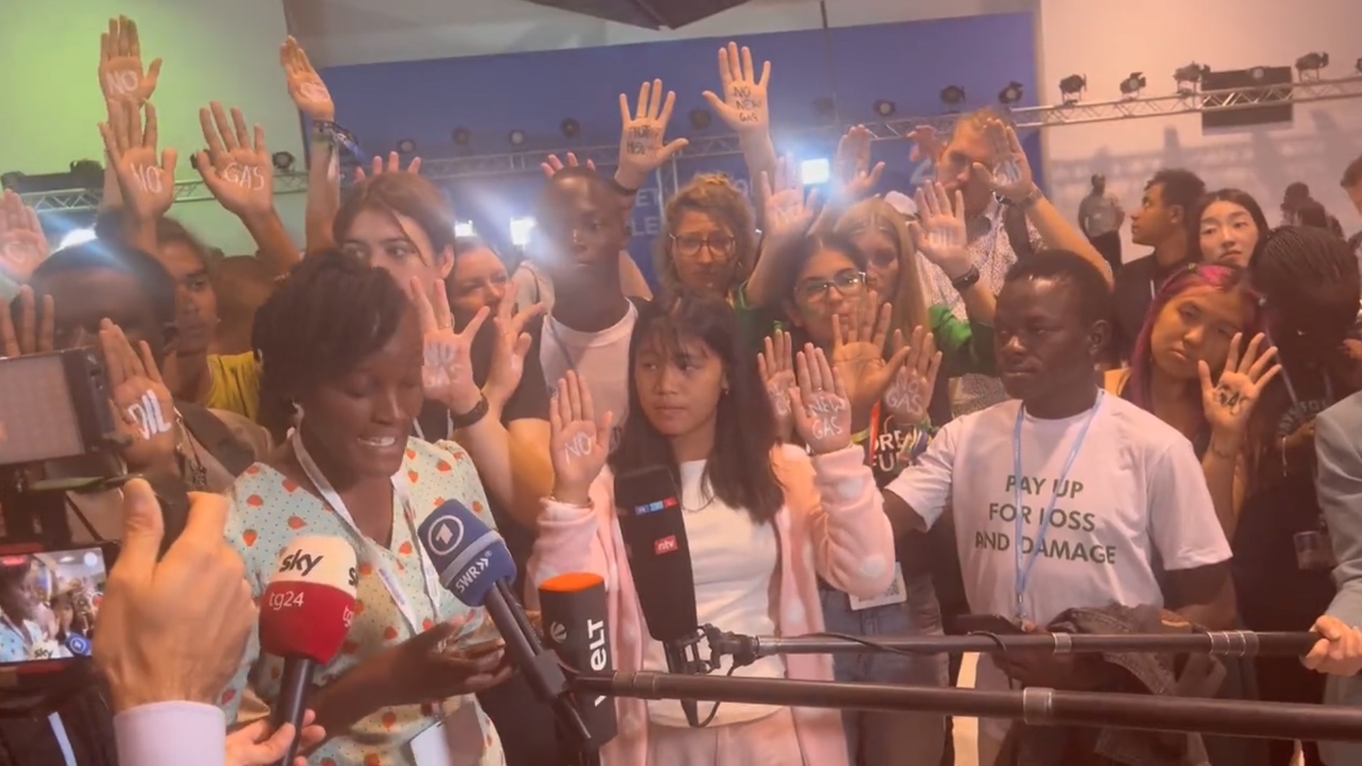 Cop27, gli attivisti di Friday for future sfidano il regime egiziano: il trucco per sfuggire agli arresti – Il video