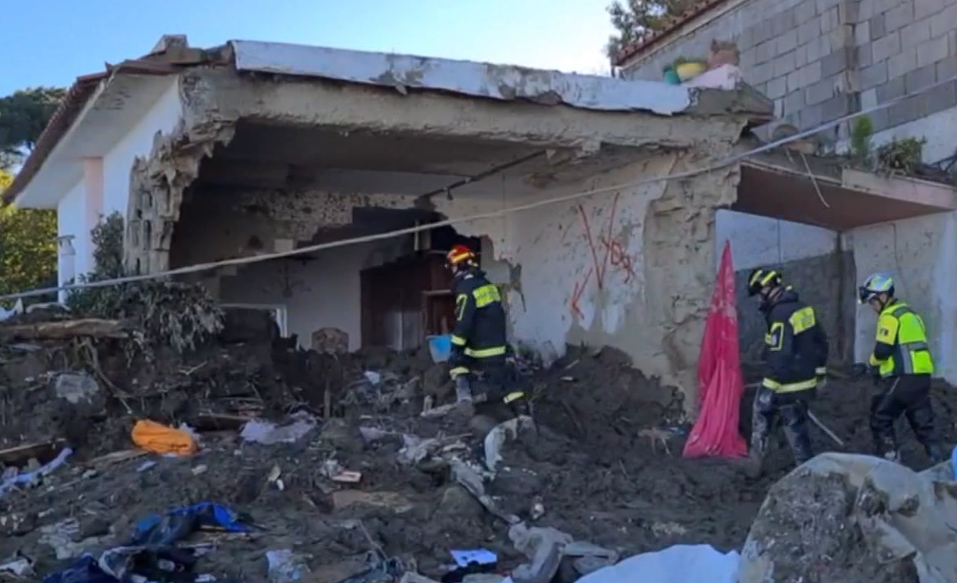 Casamicciola, le ricerche casa per casa dei soccorritori per cercare i dispersi – Il video