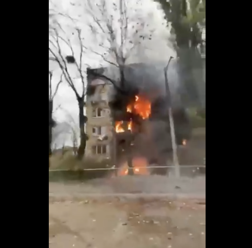 Ucraina, i russi tornano a bombardare Kiev. «Esplosioni anche su Leopoli, Kharkiv, Chernihiv e Mikolaiv» – Il video