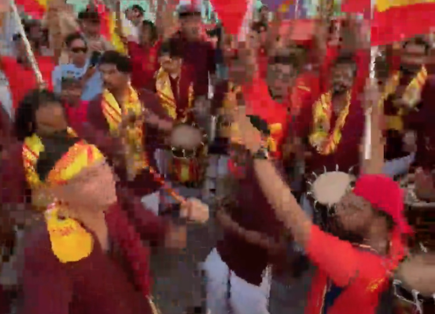 Qatar, i dubbi sui lavoratori dei cantieri pagati per fare i finti tifosi ai Mondiali – Il video