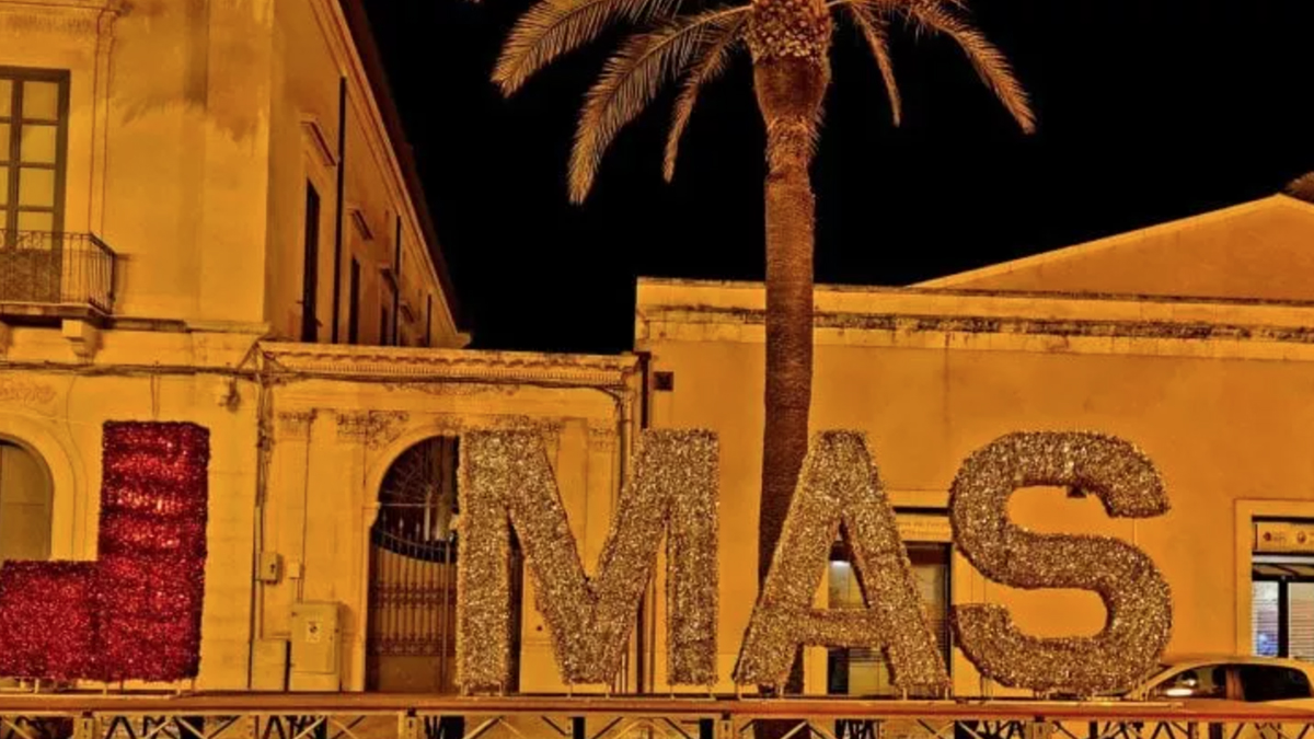 Pozzallo, polemiche per la decorazione natalizia con la scritta «XMAS»: «Richiama il fascismo». Il sindaco la fa rimuovere