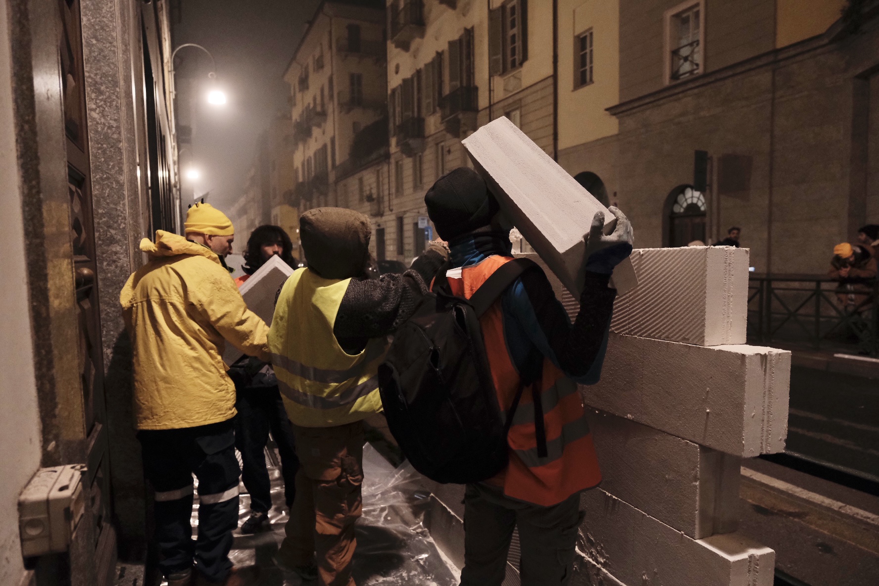 Torino, Extinction Rebellion costruisce un muro davanti all’assessorato all’ambiente: «Chiuso per inadempienza» – Il video