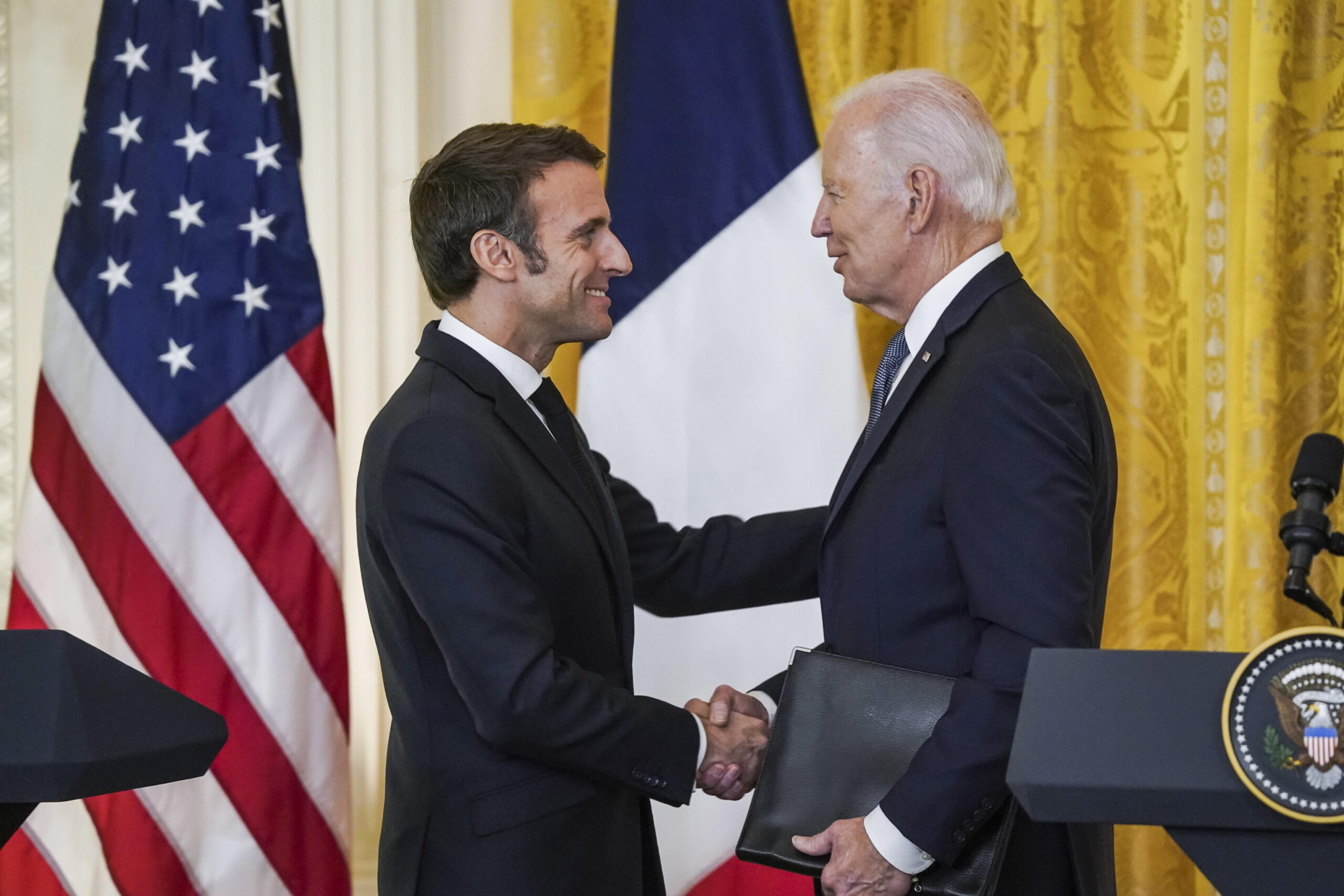 Macron incontra Biden: «Ancora possibile un negoziato di pace con Mosca». Il presidente Usa apre uno spiraglio: «Disponibile a incontrare Putin» – Il video