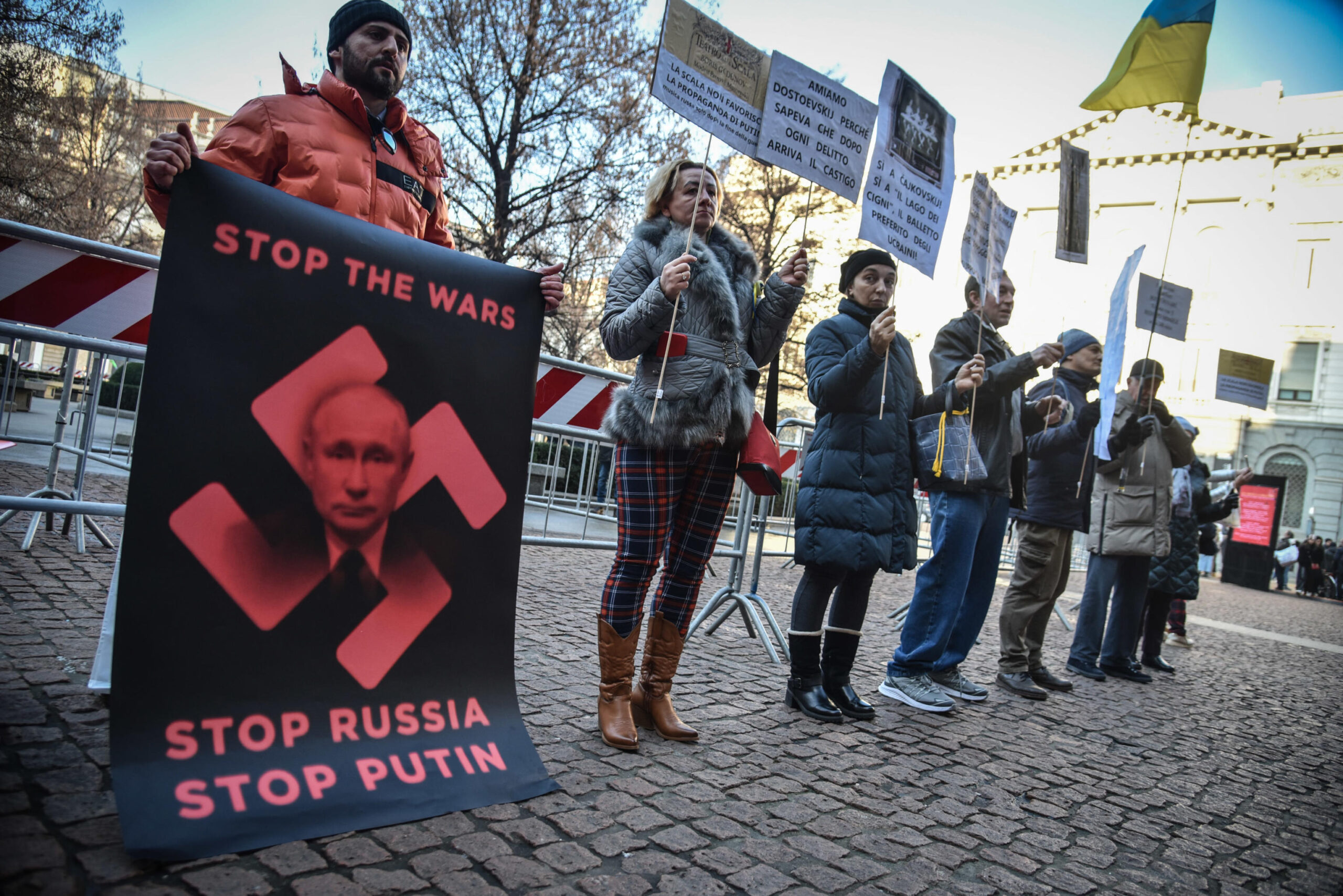 Prima della Scala, la protesta degli ucraini contro Boris Godunov: «Favorisce la propaganda di Putin»
