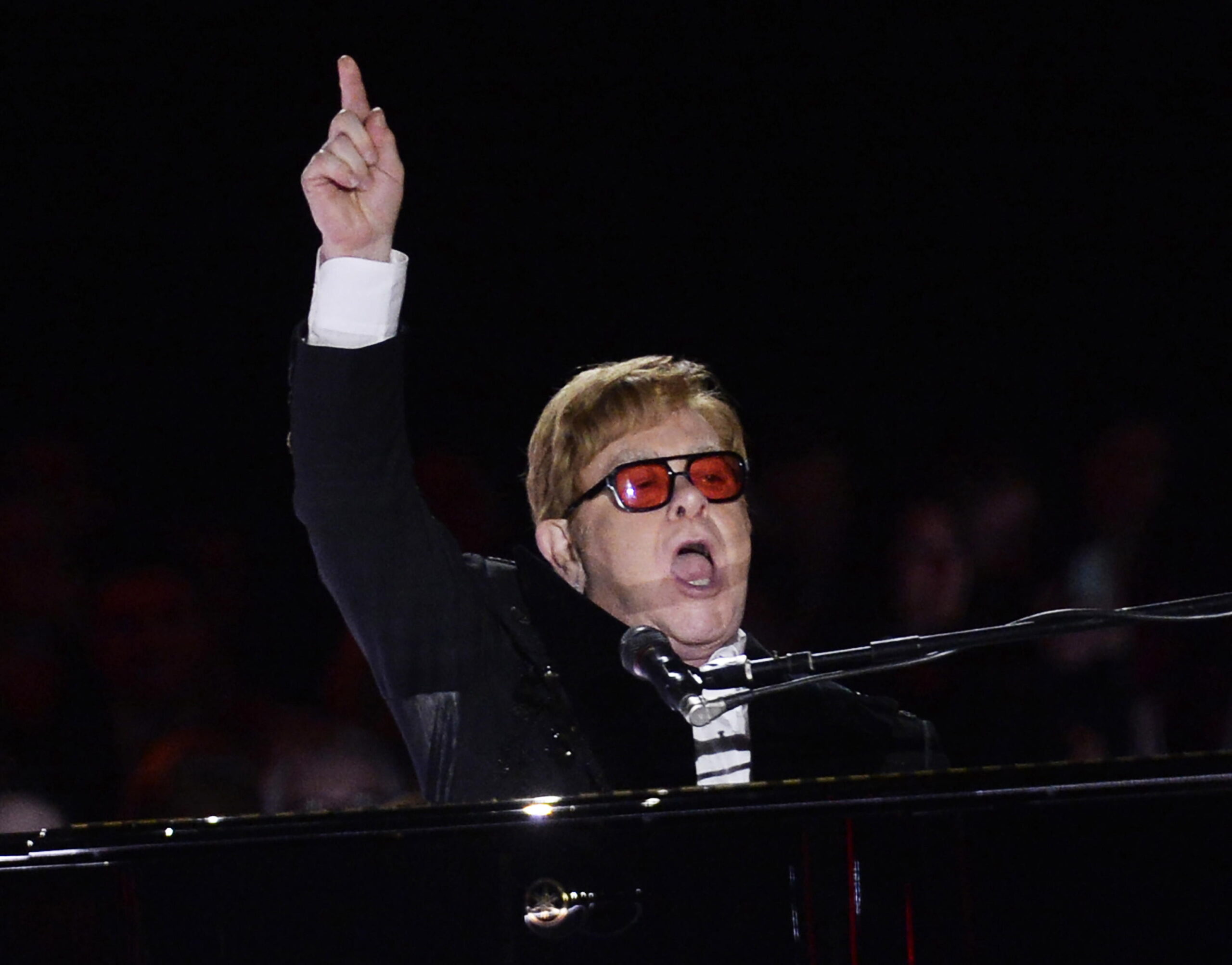 Via da Twitter anche Elton John, bordata contro Musk: «Ora la disinformazione è fuori controllo»