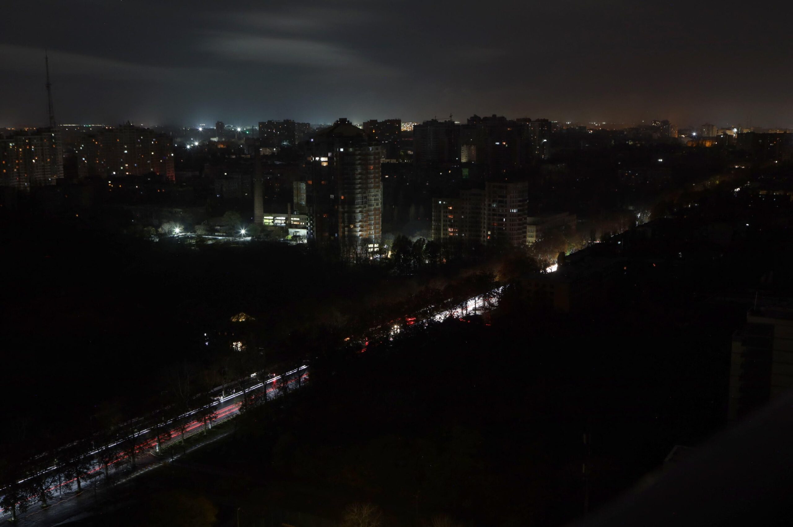 TOPSHOT - This photograph taken on November 23, 2022 shows the southern Ukrainian city of Odessa during power outages, following Russian attacks, amid the Russian invasion of Ukraine. - Ukrainian President told an emergency meeting of the UN Security Council on November 23, 2022 that Russian air strikes on Ukraine's battered power grid were an "obvious crime against humanity." (Photo by Oleksandr GIMANOV / AFP)