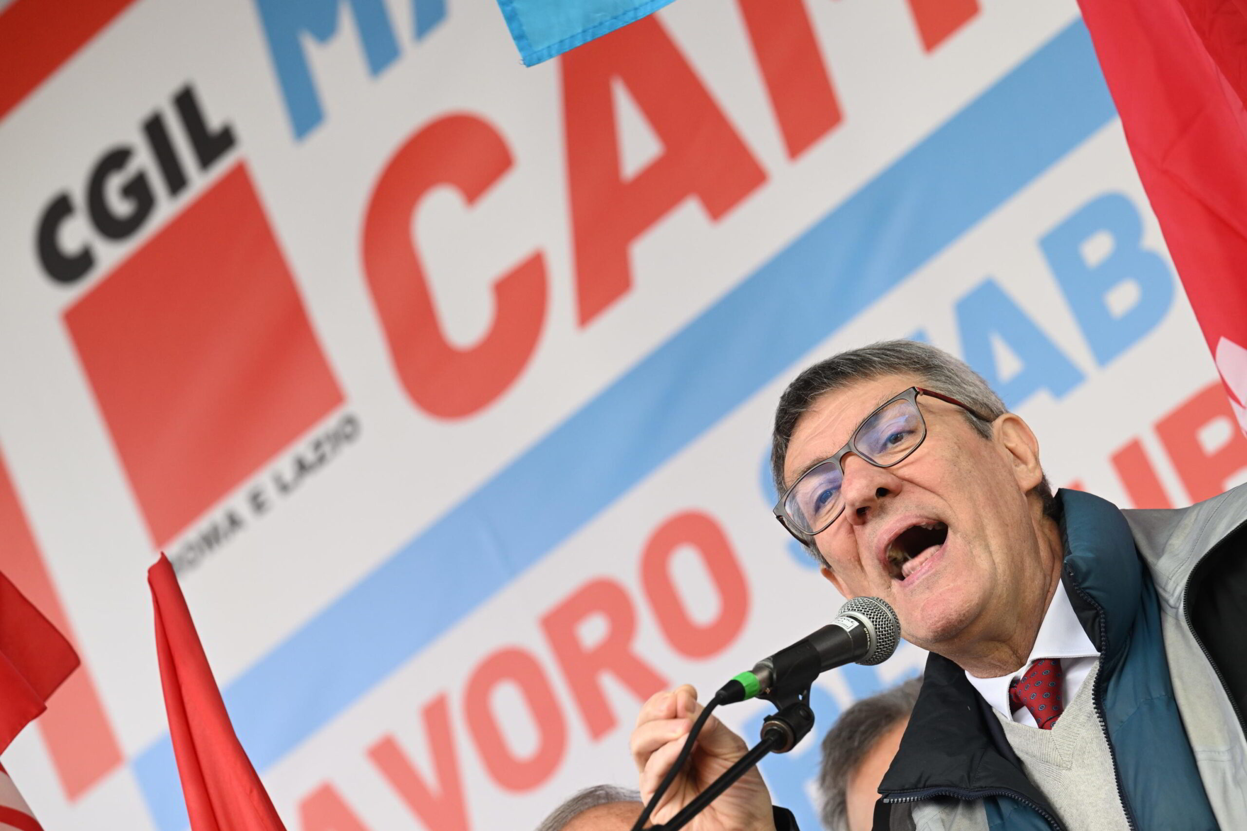 Il segretario generale della CIGIL, Maurizio Landini, nel corso della manifestazione CIGL e CISL a Roma, 16 dicembre 2022. ANSA/CLAUDIO PERI