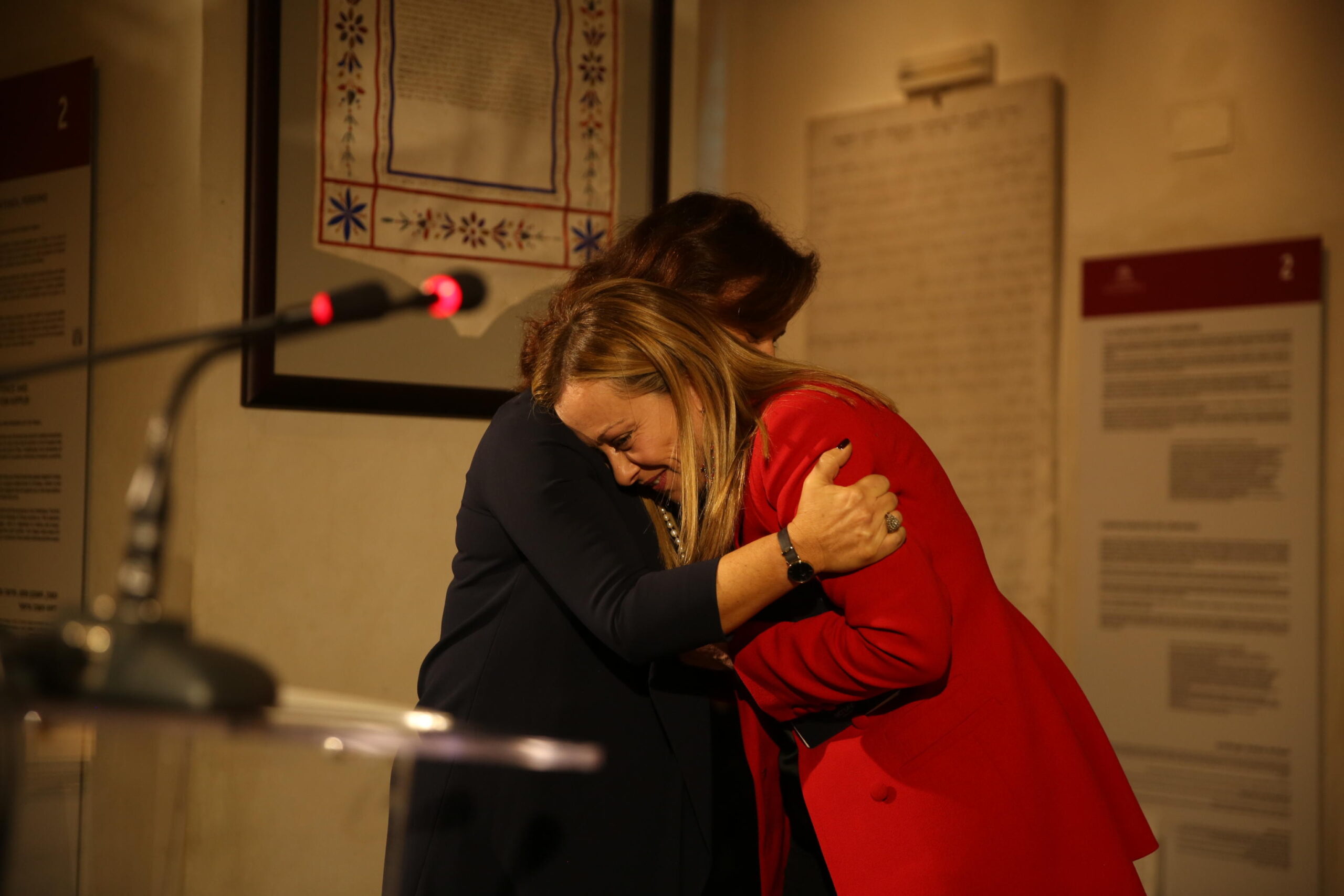 La premier Giorgia Meloni durante la cerimonia per la festa dell'Hannukkah a Roma, 19 dicembre 2022. Qualche lacrima è scappata alla presidente del Consiglio, Giorgia Meloni durante la cerimonia per la festa ebraica Hannukkah, al museo ebraico di Roma. Subito dopo l'intervento della presidente della comunità ebraica romana, Ruth Dureghello (che le ha augurato "di accendere non solo un lume stasera, ma tutti i giorni della sua vita in una luce forte dentro di sé per affrontare il grande compito che ha davanti"), Meloni si è commossa dicendo: "Grazie per l'invito e per queste parole.. noi femmine ogni tanto facciamo questa cosa un po' così.. di essere troppo sensibili, noi mamme in particolare". Al termine del suo discorso, la premier ha abbracciato Dureghello nascondendo un po' il volto tra le braccia della presidente della comunità.
ANSA/UFFICIO STAMPA ROMA EBRAICA
+++ ANSA PROVIDES ACCESS TO THIS HANDOUT PHOTO TO BE USED SOLELY TO ILLUSTRATE NEWS REPORTING OR COMMENTARY ON THE FACTS OR EVENTS DEPICTED IN THIS IMAGE; NO ARCHIVING; NO LICENSING +++