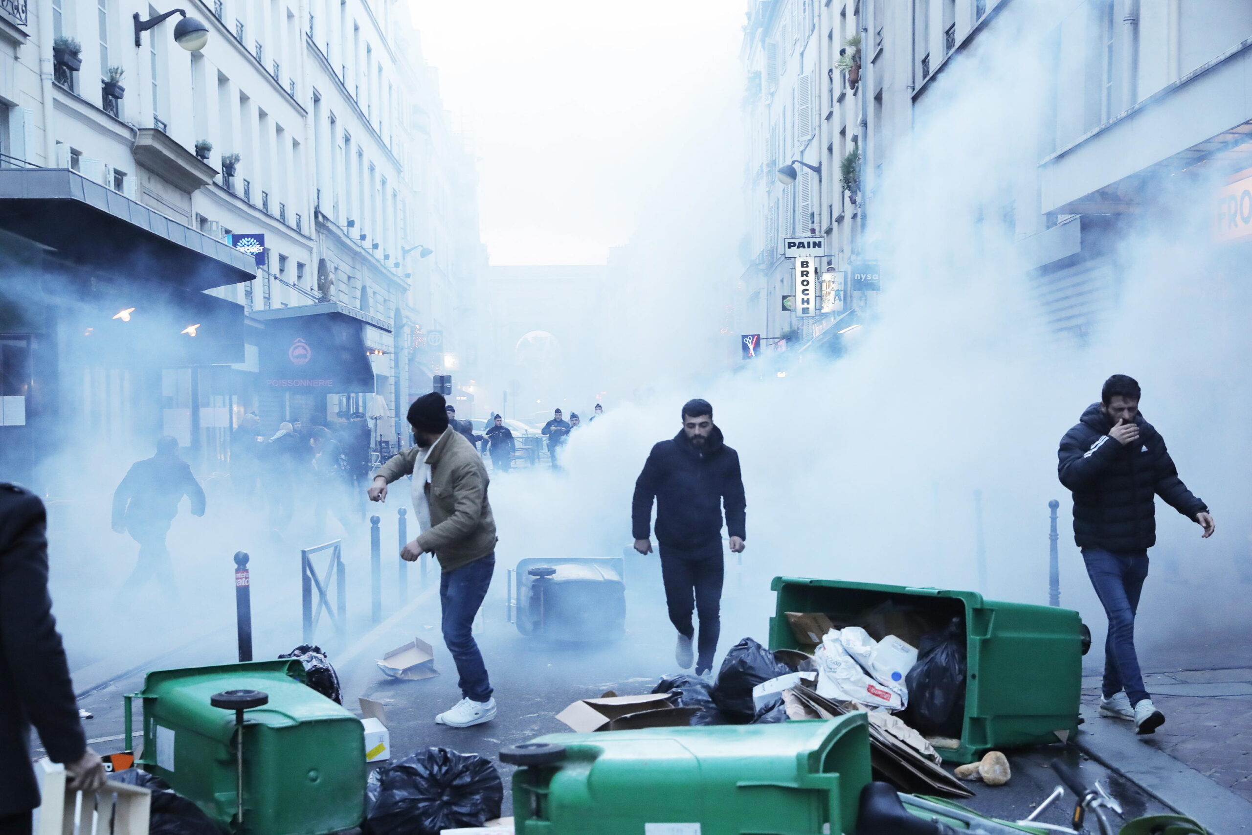 epa10377229 Protesters and French police officers clash after Minister Gerald Darmanin press conference following a shooting incident near a Kurdish cultural centre in Paris, France, 23 December 2022. The Paris Police Prefecture announced on its social media that a suspect was detained in connection to the incident.  EPA/TERESA SUAREZ