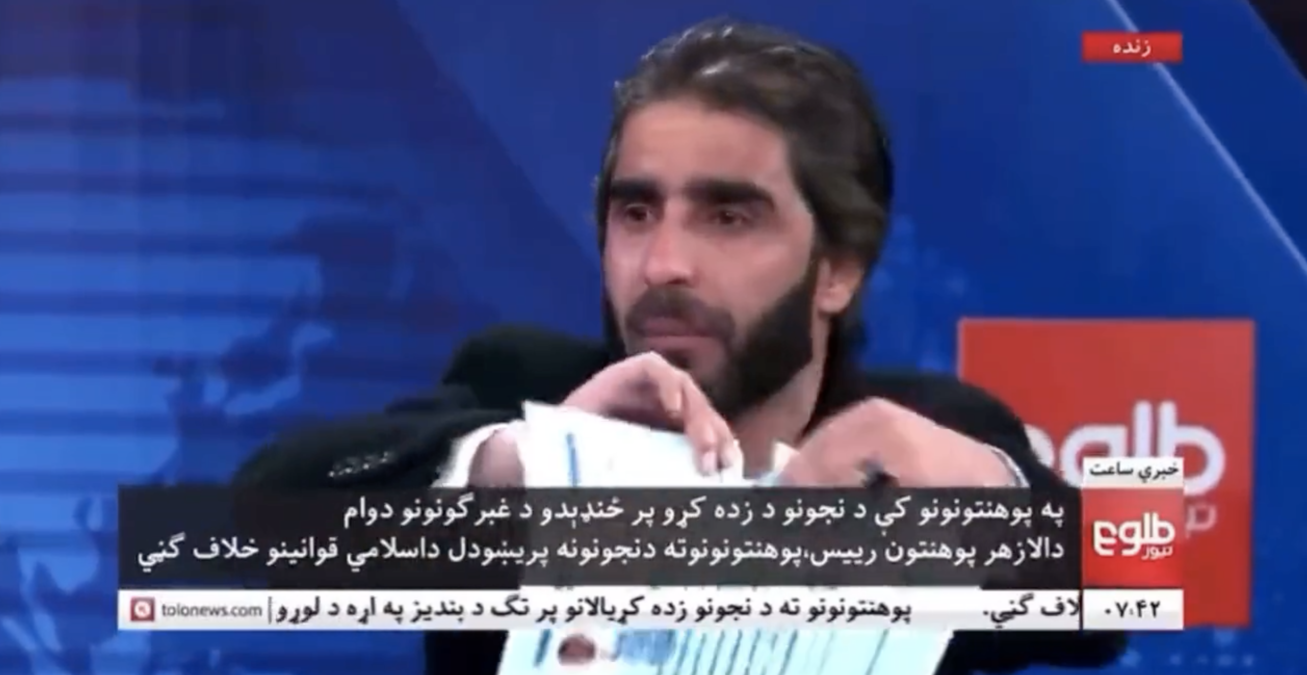 «Se mia sorella e mia madre non possono studiare, questi non mi servono più», il prof di Kabul strappa diplomi e lauree in diretta tv – Il video
