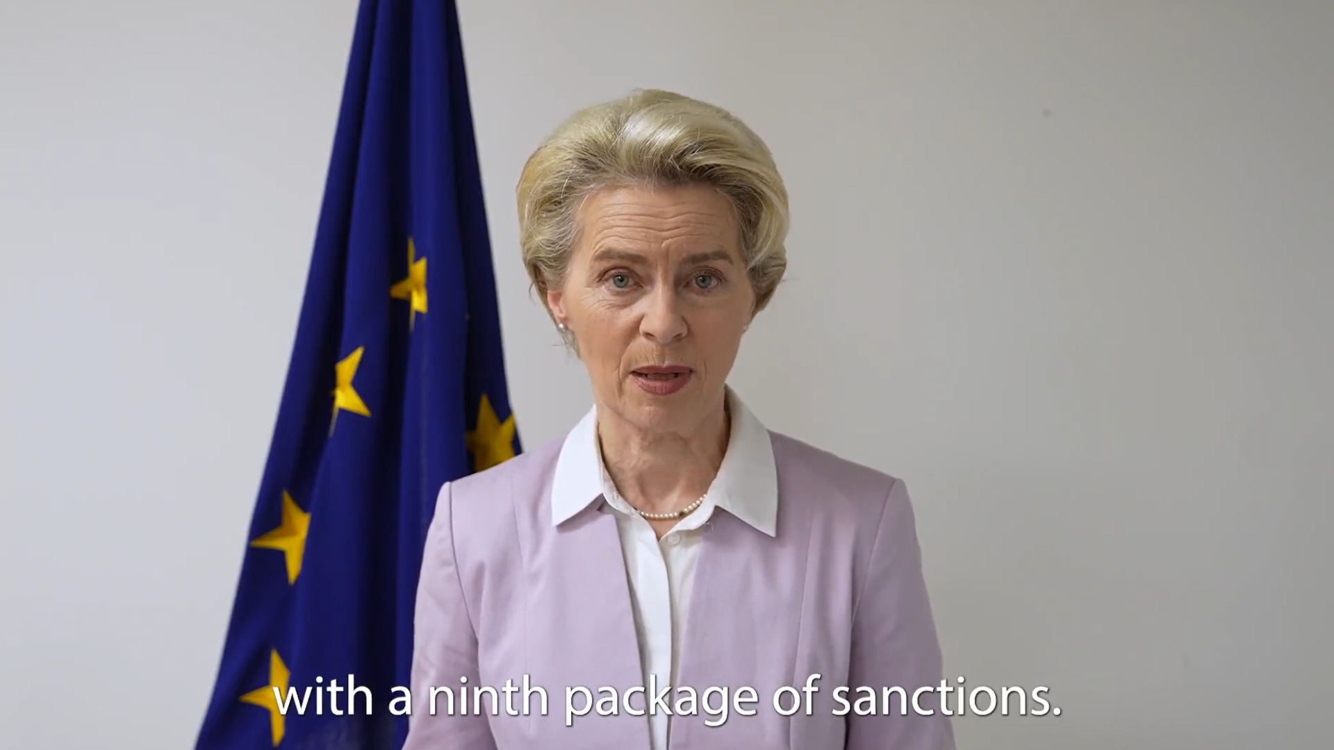Banche, droni e prodotti chimici. L’Ue stringe la morsa sulla Russia con il nono pacchetto di sanzioni – Il video
