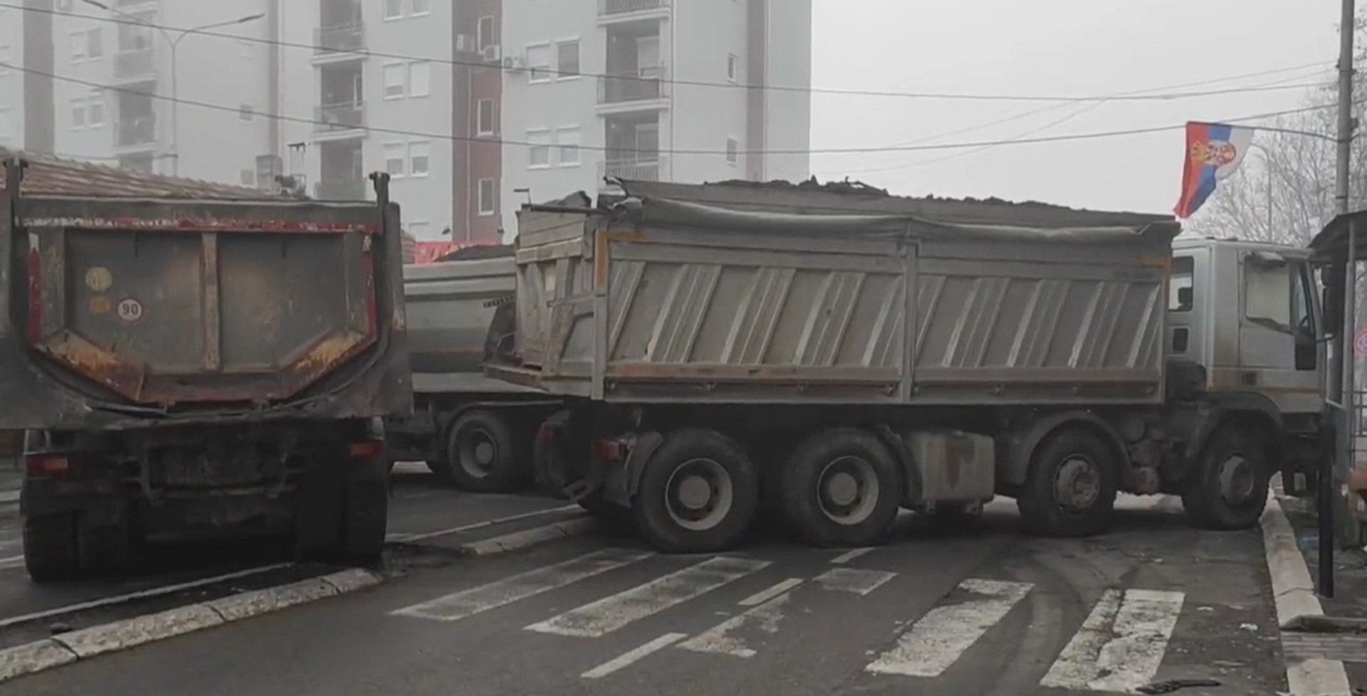 Trucks loaded with stones and the army deployed.. What is happening on the border between Serbia and Kosovo?