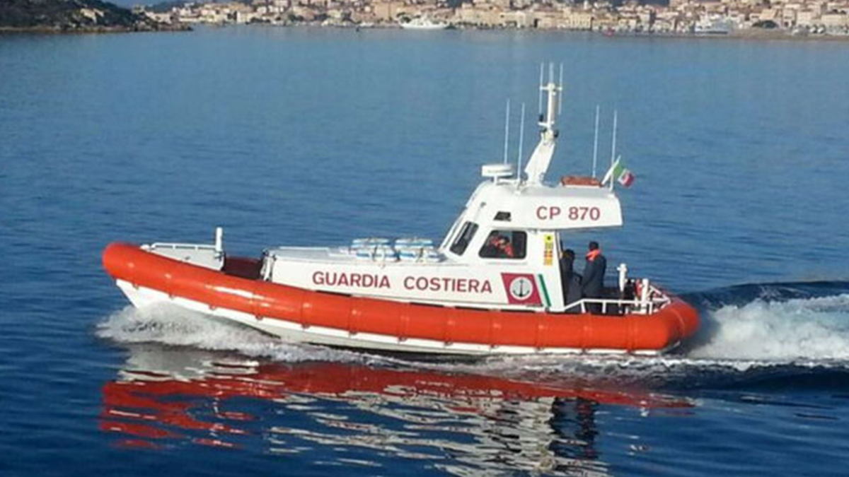 Sardegna, una barca da pesca si schianta contro gli scogli a La Maddalena: due morti e due feriti gravi