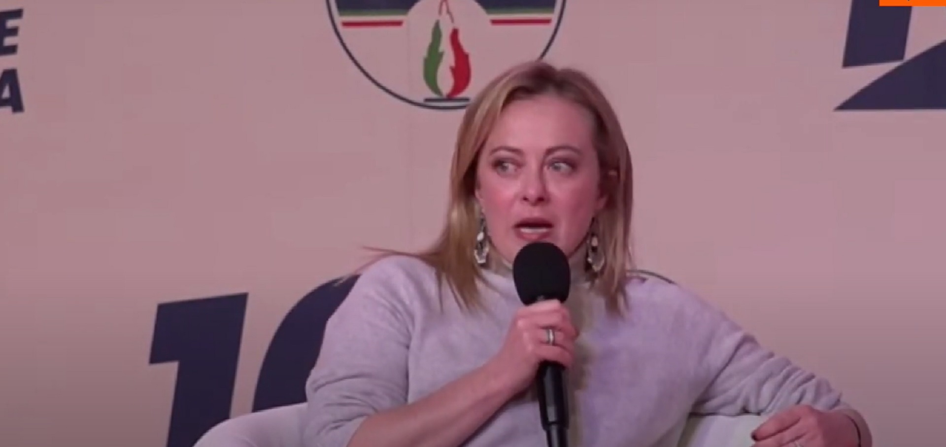 Meloni alla festa di FdI: «Screzi con Macron? Non siamo alle elementari. Non mi pento di nulla di questi due mesi» – I video