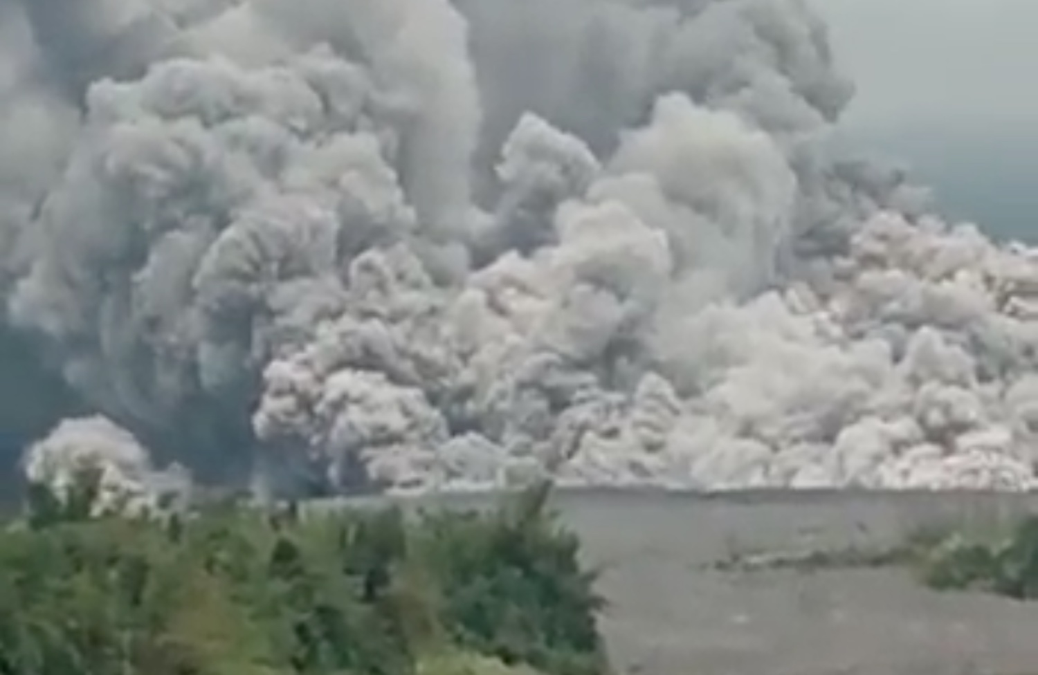 Erutta il vulcano Monte Semeru in Indonesia, allarme tsunami in Giappone – Il video